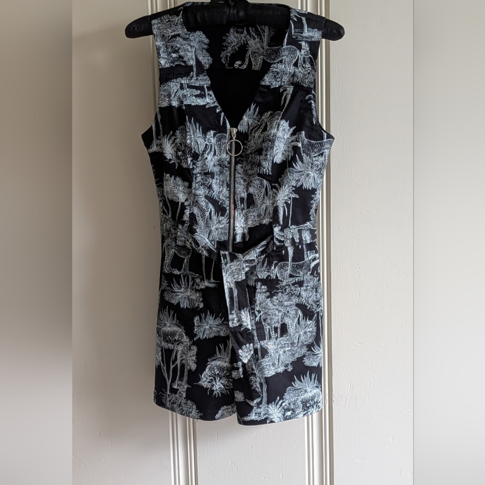 GUESS. ROMPER. JUNGLE SCENE.
